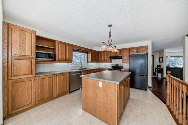 240 Deer River Place Se, Home with 4 bedrooms, 3 bathrooms and 4 parking in Calgary AB | Image 6