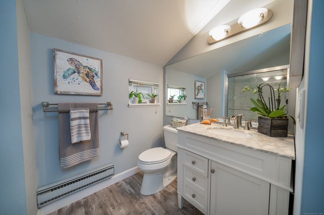 Hall bath on second floor | Image 18