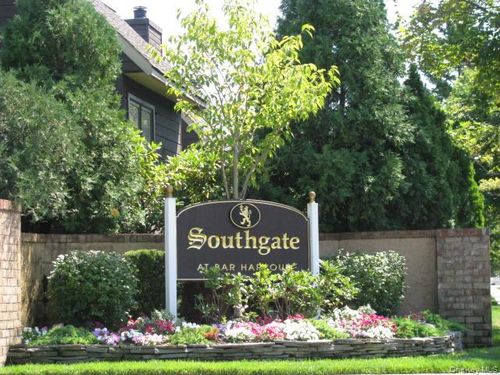 174 Southgate Crescent, Oyster Bay, NY, 11762 | Card Image