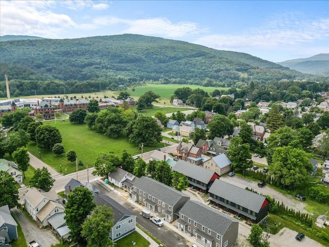 27 Gardner Lane, Condo with 2 bedrooms, 3 bathrooms and null parking in Waterbury VT | Image 32