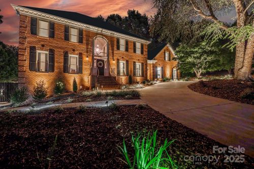 555 19th Avenue Ln Nw, Hickory, NC, 28601-1871 | Card Image