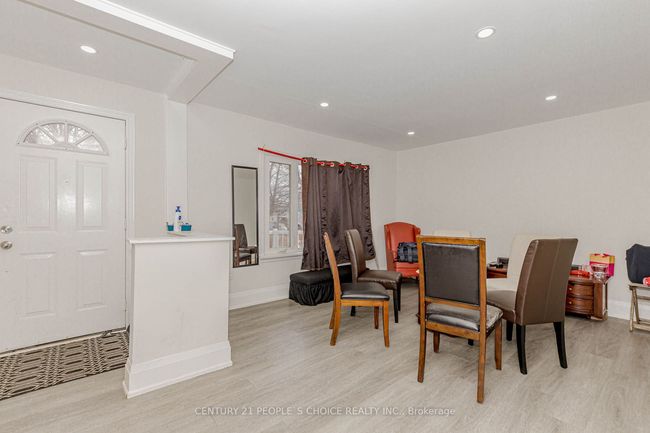 22 Rogers Rd, House other with 4 bedrooms, 2 bathrooms and 4 parking in Brampton ON | Image 7