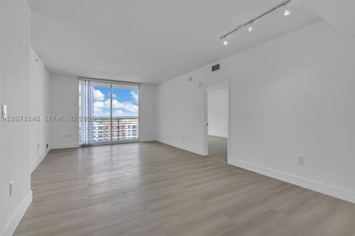 lp1022-18800 Ne 29th Ave, Aventura, FL, 33180-2822 | Card Image