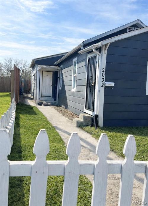 2032 Milan Ave, Madison, IL, 62060-1351 | Card Image