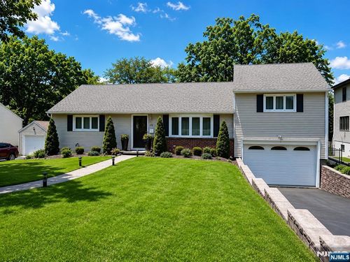 321 Maplewood Dr, Paramus, NJ, 07652-3402 | Card Image