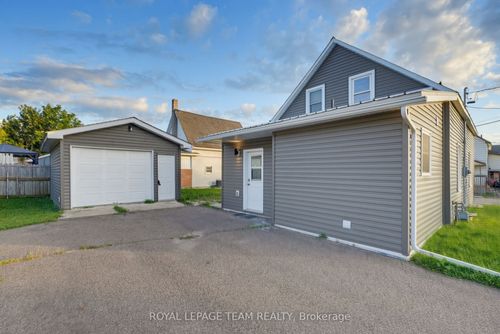81 Bank St S, Renfrew, ON, K7V2E7 | Card Image