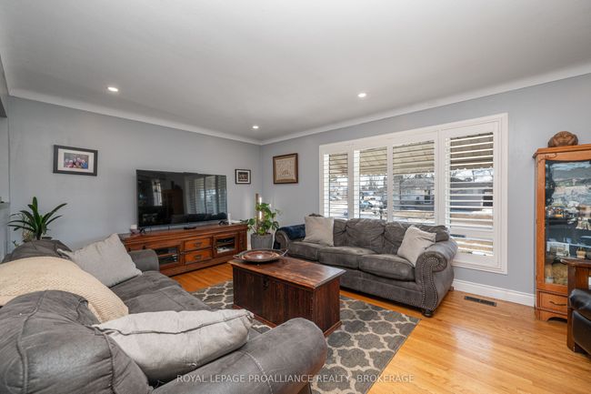 70 Briscoe St, House other with 4 bedrooms, 2 bathrooms and 4 parking in Amherstview ON | Image 7