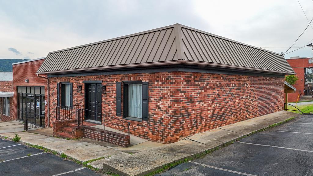 120 Slusher St, Stuart, VA 24171