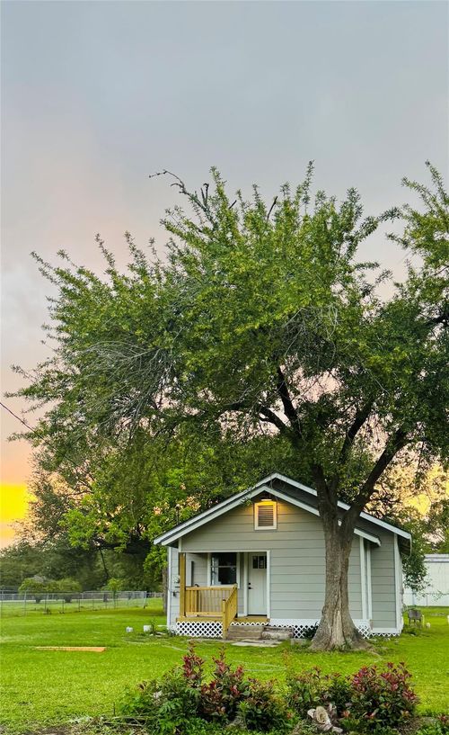 8926 Courtney Dr, Highlands, TX, 77562-3202 | Card Image