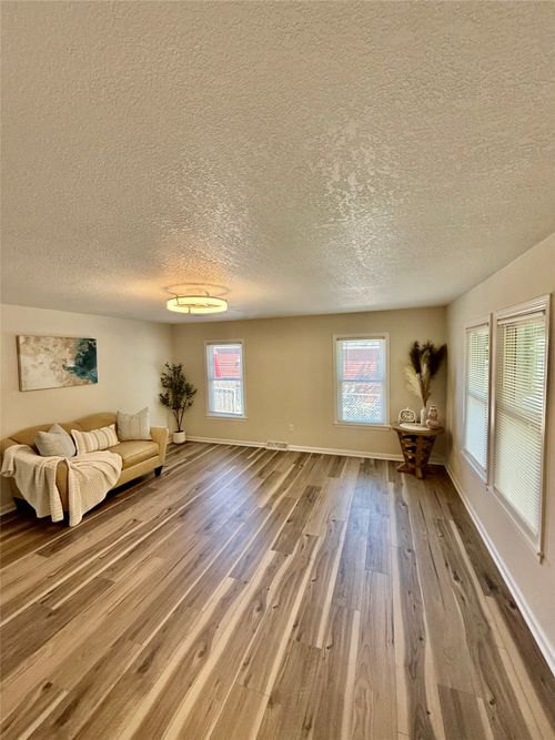 1820 E 25th St, Des Moines, IA, 50317-3002 | Card Image