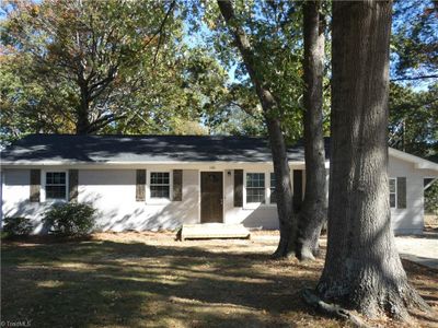 140 George Street, House other with 3 bedrooms, 2 bathrooms and null parking in Yadkinville NC | Image 2