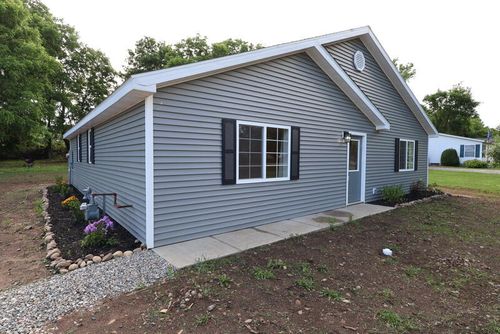 424 Doris St, Quincy, MI, 49082-9455 | Card Image