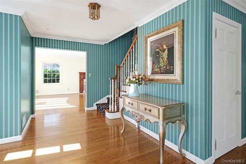 695 Hunt Ln, Manhasset, NY, 11030-2759 | Card Image