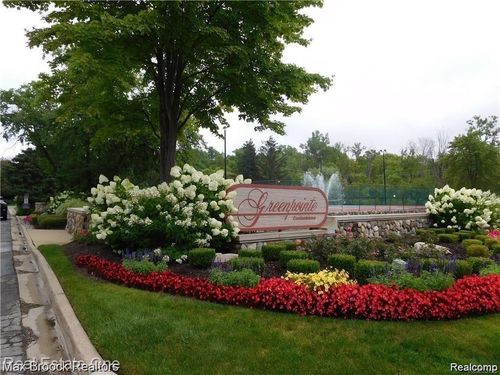 7352 Meadowridge Cir, West Bloomfield, MI, 48322-2915 | Card Image