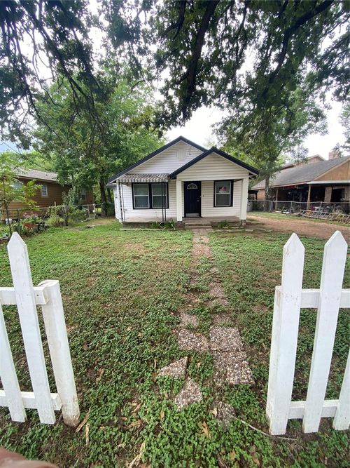110 S Peeples St, Navasota, TX, 77868-3420 | Card Image