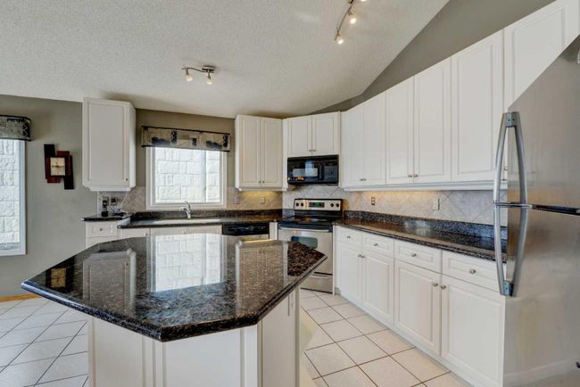 2281 Sirocco Drive Sw, Home with 3 bedrooms, 2 bathrooms and 4 parking in Calgary AB | Image 24