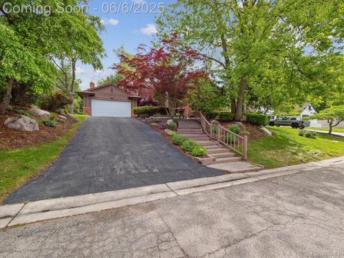 4677 Rolling Ridge Rd, West Bloomfield, MI, 48323-3343 | Card Image