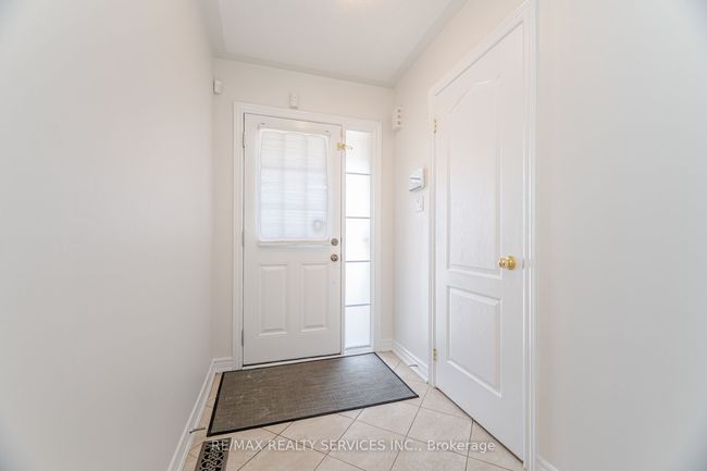 21 Cedarbrook Rd, House attached with 3 bedrooms, 3 bathrooms and 1 parking in Brampton ON | Image 4