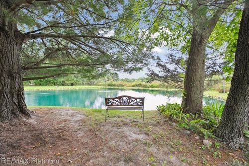 8872 Thornapple Dr, Pinckney, MI, 48169-9268 | Card Image