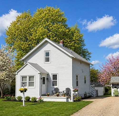 65 Maple Ave, Middletown, RI, 02842-4832 | Card Image