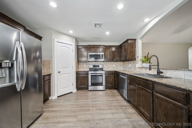 11001 117 Th East Pl, House other with 3 bedrooms, 2 bathrooms and null parking in Owasso OK | Image 10