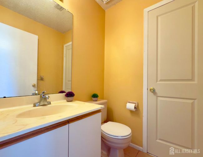 67 Nova Dr, Townhouse with 2 bedrooms, 3 bathrooms and null parking in Piscataway NJ | Image 6