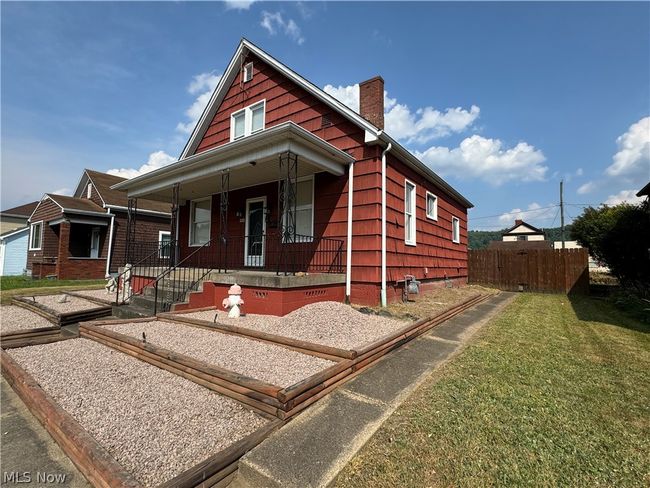 View of front of property with a front lawn and covered porch | Image 38