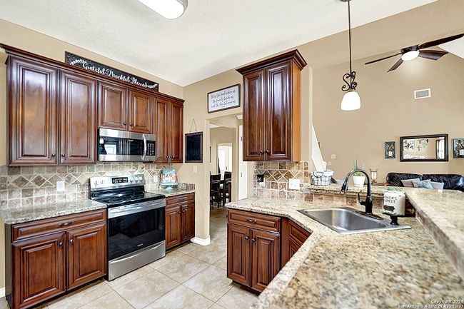 109 Park Way, House other with 4 bedrooms, 3 bathrooms and null parking in Poth TX | Image 6