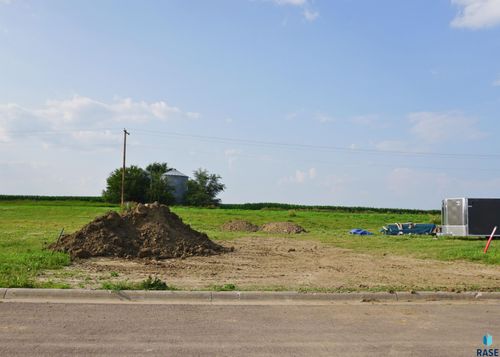 425 W 5th St, Crooks, SD, 57020-9611 | Card Image
