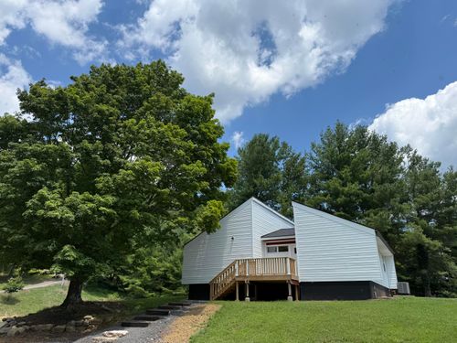 136 Freedom Ln, Newport, VA, 24128-4140 | Card Image