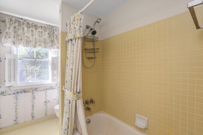 Full Upstairs Bathroom | Image 18