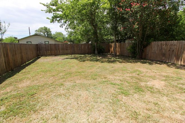 Fully fenced in privacy fence | Image 19