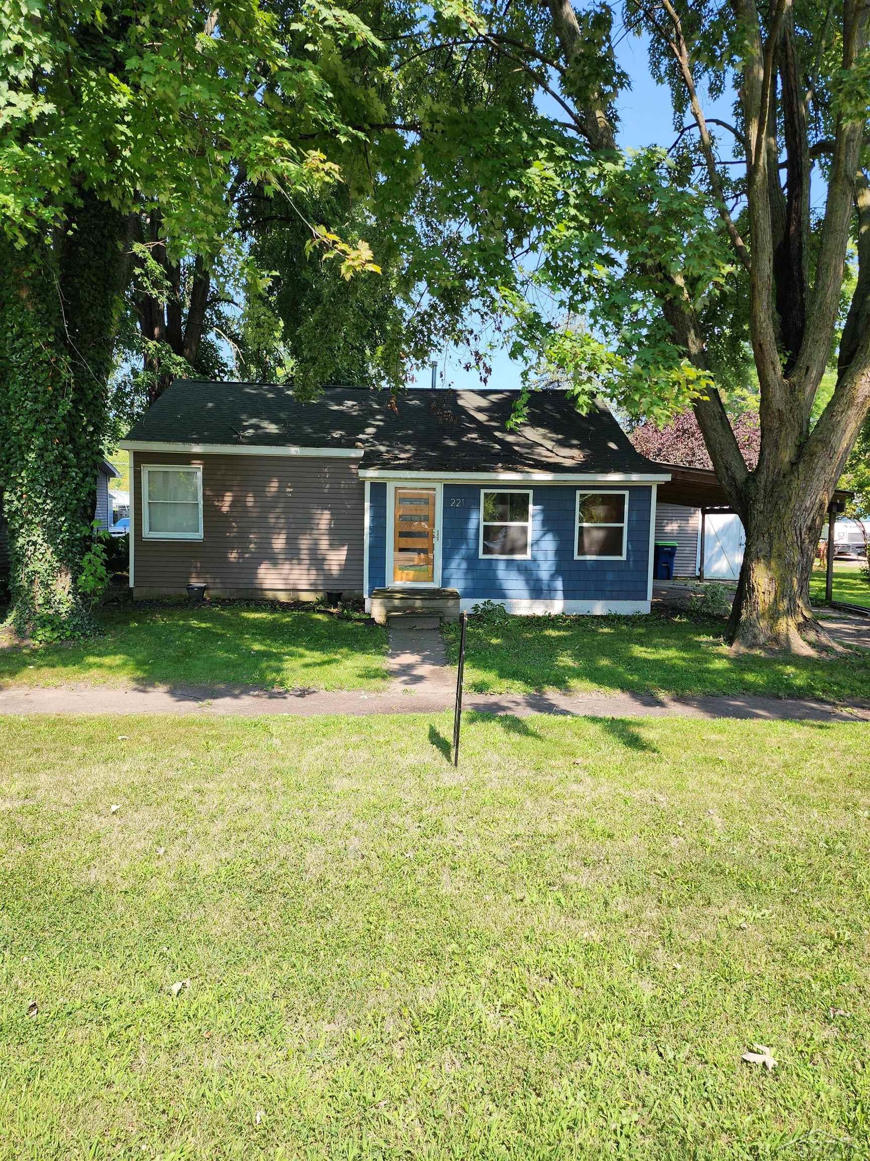 Clinton St, Saint Charles, MI 48655