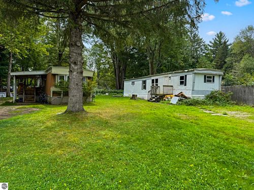 197 Arbutus Ave, Cadillac, MI, 49601-9614 | Card Image