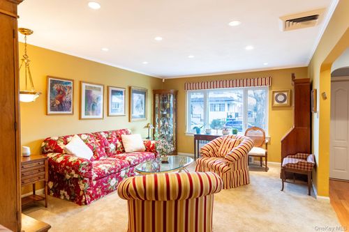 73 169th St, Fresh Meadows, NY, 11366-1322 | Card Image