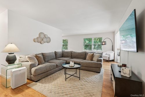 911 Sierra Vista Ln, Valley Cottage, NY, 10989-2724 | Card Image