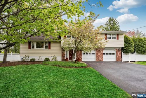 485 Eisenhower Ct, Wyckoff, NJ, 07481-2205 | Card Image