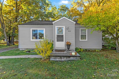 923 W Grove St, Greenville, MI, 48838-1679 | Card Image