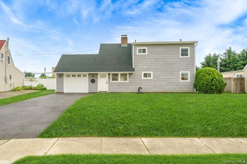 12 Squirrel Ln, Levittown, NY, 11756-3613 | Card Image