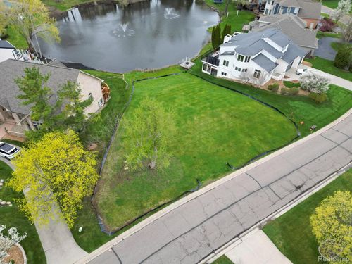 1062 Forest Bay Dr, Waterford, MI, 48328-4284 | Card Image