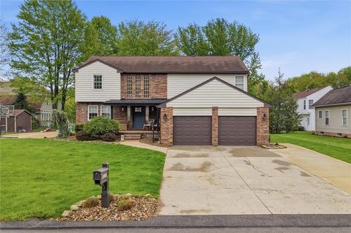 3328 Long Branch Dr, New Castle, PA, 16105-2928 | Card Image