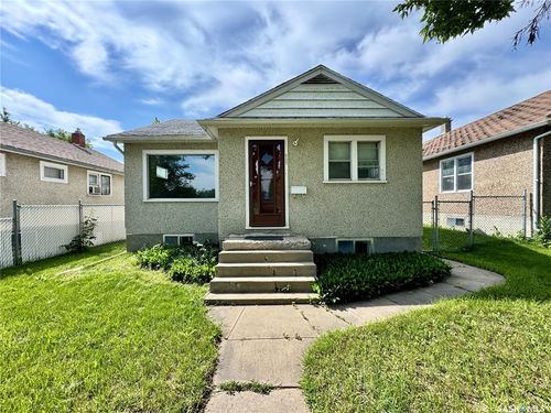 537 9th St E, Prince Albert, SK, S6V0Y4 | Card Image