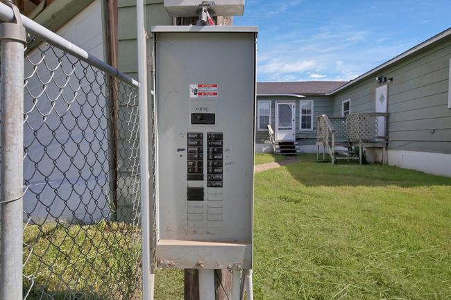 Exterior view of electric panel | Image 4