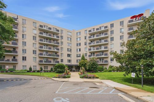 2j-135 Post Ave, Westbury, NY, 11590-3152 | Card Image