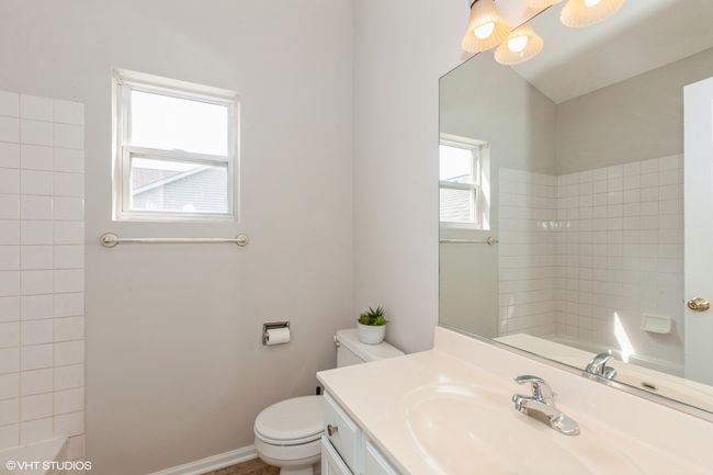 Hallway Bathroom | Image 12