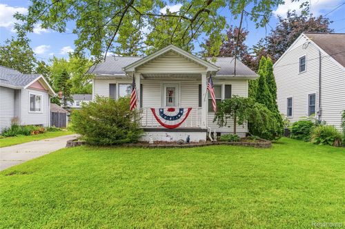 2018 Kollen St, Saginaw, MI, 48602-2731 | Card Image