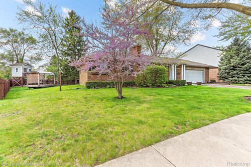 37801 Plymouth Rd, Livonia, MI, 48150-5045 | Card Image