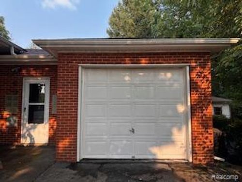 2446 Lanning Dr, Burton, MI, 48509-1029 | Card Image