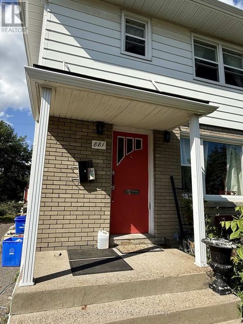 881 Smyth Road, Ottawa, ON, K1G1P4 | Card Image