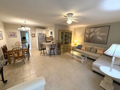 1046 Cambridge C, Condo with 1 bedrooms, 1 bathrooms and null parking in Deerfield Beach FL | Image 2